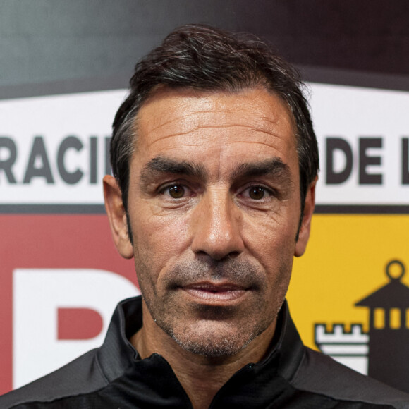 Robert Pirès s'en prend à deux stars du foot

Exclusif - Robert Pires - 3ème édition de la rencontre de football caritative "Match des héros" entre le "RC Lens Légendes" et "L'équipe Unicef" au stade Bollaert-Delelis à Lens. © Pierre Perusseau / Bestimage