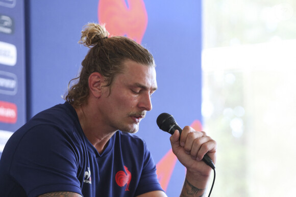 Le deuxième-ligne du XV de France, Bastien Chalureau en larmes lors d'une conférence de presse après la polémique pour "violences racistes" à la Maison de l'Europe à Rueil Malmaison, France, le 4 septembre 2023. © Michael Baucher/Panoramic/Bestimage 