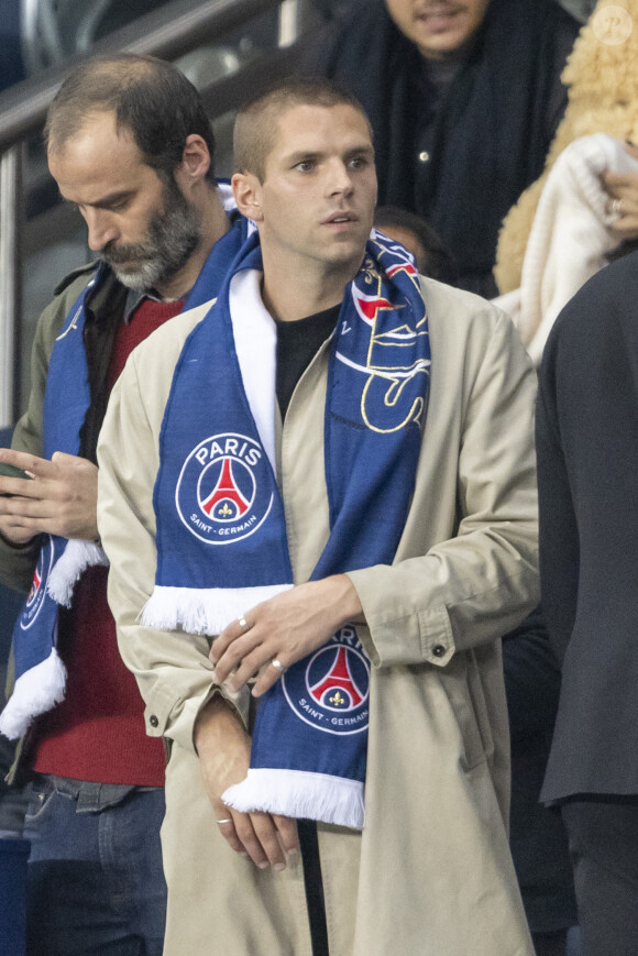 "Bientôt Papa. P'tite couvade surf avant la rentrée, l'Olympia qui arrive et la tournée", écrit-il avant d'expliquer que cette arrivée prochaine aura des répercussions.
Le chanteur Hervé au match de Ligue de champions Psg (3) - Leipzig (2) au Parc des Princes à Paris le 19 octobre 2021. © Cyril Moreau/Bestimage