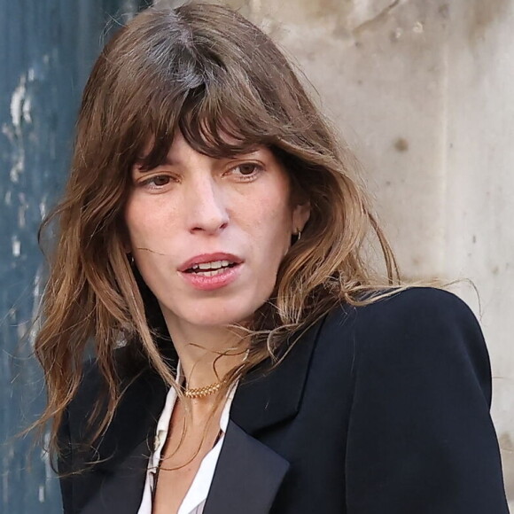Difficile de célébrer quoi que ce soit en de telles circonstances.
Lou Doillon - Obsèques de Jane Birkin en l'église Saint-Roch à Paris. © Jacovides-KD Niko / Bestimage