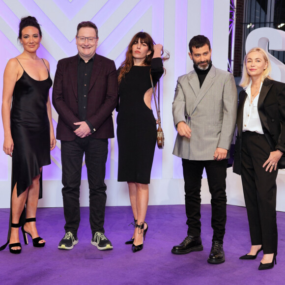 Anurag Kashyap, Lisa Joy, Chris Chibnall, Lou Doillon, Judah Levi et Emmanuelle Beart lors de la cérémonie de clôture de Series Mania 2023 à Lille, le 24 mars 2023.