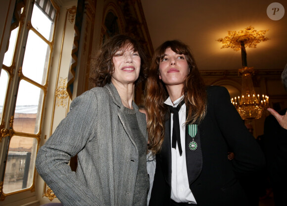 Lou Doillon a perdu sa maman Jane Birkin le 16 juillet 2023 mais le sablier continue à couler.
Jane Birkin (invitee) et sa fille Lou Doillon Paris le 10 avril 2013. © Dominique Jacovides / Bestimage