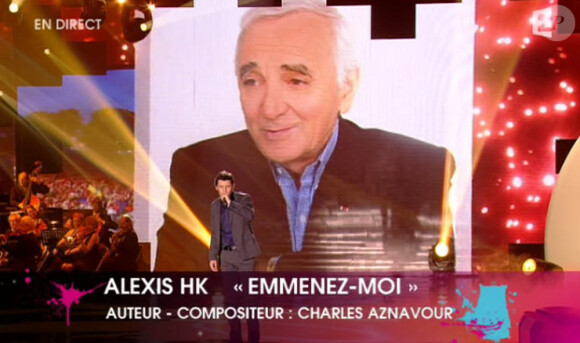 Alexis HK rend hommage à Charles Aznavour en reprenant Emmenez-moi.