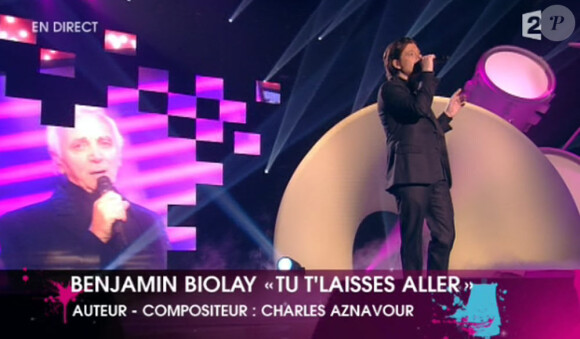 Benjamin Biolay rend hommage à Charles Aznavour en reprenant Tu t'laisses aller.