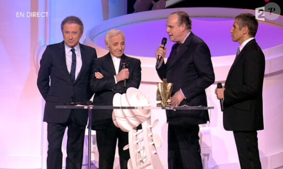 Charles Aznavour reçoit une Victoire de la Musique d'honneur, remis des mains de Frédéric Mitterrand.