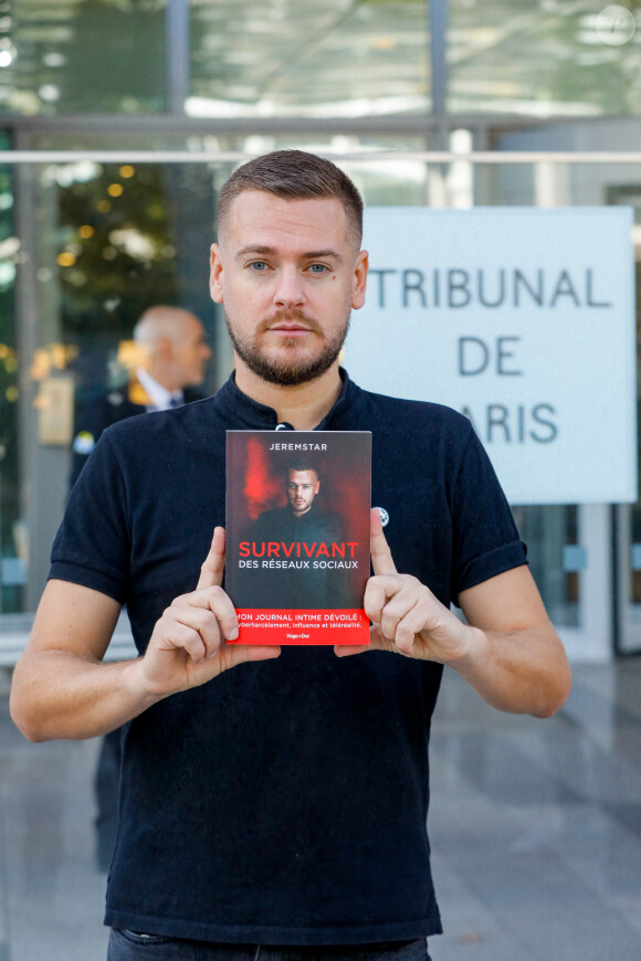 JeremStar - Pour la sortie officielle du livre "Survivant des réseaux sociaux" Jeremstar organise une action militante non violente et dans le silence, sur le parvis du tribunal judiciaire de Paris, France, le 6 octobre 2022, afin de dénoncer les dysfonctionnements judiciaires liés au harcèlement. © Christophe Clovis/Bestimage