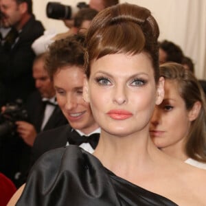 Elle a opté pour une masectomie bilatérale
Linda Evangelista - Soirée Costume Institute Gala 2015 (Met Ball) au Metropolitan Museum célébrant l'ouverture de Chine: à travers le miroir à New York, le 4 mai 2015. 