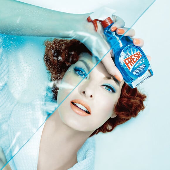 En 2022, elle a de nouveau été victime d'un cancer du sein
Linda Evangelista est la nouvelle égérie du parfum Fresh Couture de Moschino. Le flacon ressemble à un spray de Windex, un produit pour nettoyer les vitres très populaire aux USA le 6 octobre 2015. 