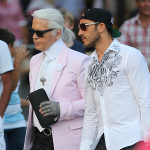 Il était proche de Baptiste Giabiconi et Sébastien Jondeau
Karl Lagerfeld se promene avec Sebastien Jondeau, son assistant et maintenant sa nouvelle muse, dans les rues de Saint-Tropez, le 13 juillet 2013.