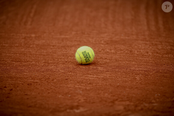 Alors âgée de seulement 12 ans, celle qui fut deuxième joueuse française chez les juniors se retrouve entraînée par Andrew Geddes
 
Une balle Roland Garros 2022 - Premier tour féminin des Internationaux de France de Roland Garros, le 23 mai 2022. © Aurélien Morissard / Panoramic / Bestimage