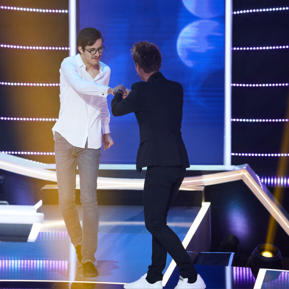 Ce programme phare réunit de multiples gagnants des plus grands jeux télévisés français, toutes chaînes confondues ! Ainsi, Paul El Kharrat, ex-candidat des "12 Coups de midi" a répondu présent.
Exclusif - Paul El Kharrat, Cyril Féraud - Enregistrement de l'émission "Le quiz des champions", présentée par C.Féraud et diffusée le 9 septembre à 21h10 sur France 3. Le Quiz des Champions fait son retour. 10 des plus illustres gagnants de jeux TV, toutes chaines confondues (Les 12 coups de midi, Tout le monde veut prendre sa place, Slam, Questions pour un champion et Tout le monde a son mot à dire), vont s'affronter au cours d'une bataille qui s'annonce épique. Ils cumulent un total vertigineux de 3,2 millions d'euros de gains et sont restés plus de 3 ans à l'antenne ! Certains vont tenter leur chance pour la première fois. D'autres, sont de retour et tenteront de prendre leur revanche. Le gagnant de la soirée remportera 20.000 euros à reverser à l'association de son choix. Surtout, il ajoutera son nom au palmarès de l'émission et grimpera encore un peu plus dans la hiérarchie des plus grands champions de l'histoire des jeux TV. Alors qui deviendra le plus grand champion de jeux télé de France ? © Cyril Moreau / Bestimage  Exclusive - No Web No Blog pour Belgique et Suisse