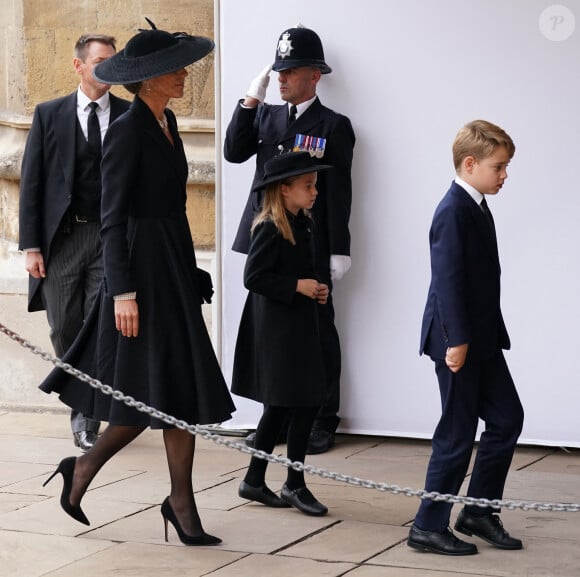 Catherine (Kate) Middleton, princesse de Galles (robe Alexander McQueen), Le prince George de Galles, La princesse Charlotte de Galles - Arrivée à la Cérémonie funèbre en La Chapelle Saint-Georges en présence des 15 Premiers ministres des royaumes qui ont exercé pendant les 70 ans de règne de la reine Elizabeth II d'Angleterre. Le cercueil sera descendu dans la crypte royale de la Chapelle Saint-Georges où elle reposera au côté de son époux le prince Philip, décédé le 9 avril 2021. Une cérémonie privée d'inhumation se tiendra au Mémorial du roi George VI. Windsor, le 19 septembre 2022. © Kirsty O'Connor / Bestimage 