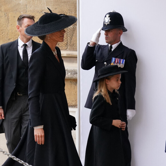 Catherine (Kate) Middleton, princesse de Galles (robe Alexander McQueen), Le prince George de Galles, La princesse Charlotte de Galles - Arrivée à la Cérémonie funèbre en La Chapelle Saint-Georges en présence des 15 Premiers ministres des royaumes qui ont exercé pendant les 70 ans de règne de la reine Elizabeth II d'Angleterre. Le cercueil sera descendu dans la crypte royale de la Chapelle Saint-Georges où elle reposera au côté de son époux le prince Philip, décédé le 9 avril 2021. Une cérémonie privée d'inhumation se tiendra au Mémorial du roi George VI. Windsor, le 19 septembre 2022. © Kirsty O'Connor / Bestimage 