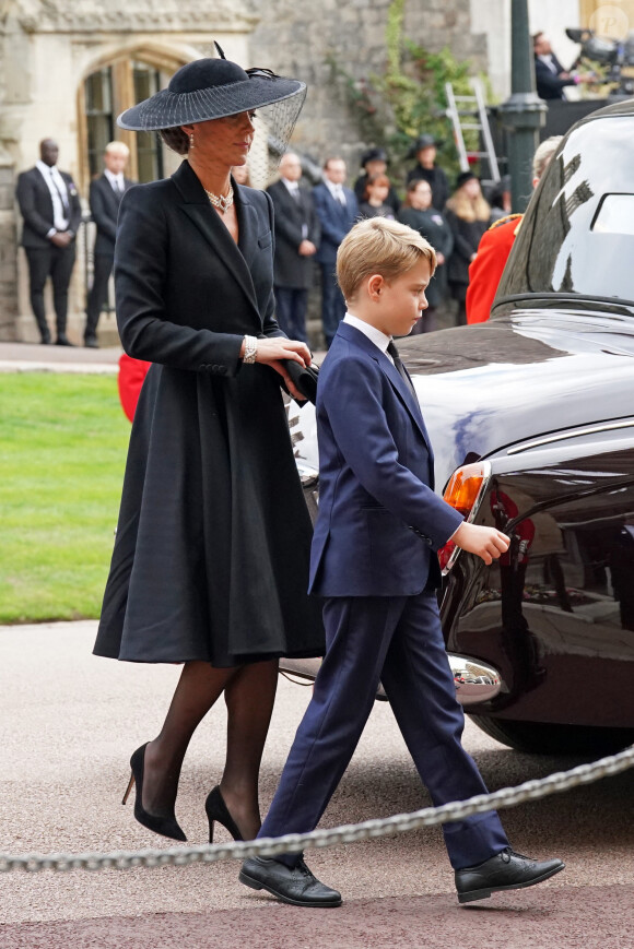 Catherine (Kate) Middleton, princesse de Galles (robe Alexander McQueen), Le prince George de Galles - Arrivée à la Cérémonie funèbre en La Chapelle Saint-Georges en présence des 15 Premiers ministres des royaumes qui ont exercé pendant les 70 ans de règne de la reine Elizabeth II d'Angleterre. Le cercueil sera descendu dans la crypte royale de la Chapelle Saint-Georges où elle reposera au côté de son époux le prince Philip, décédé le 9 avril 2021. Une cérémonie privée d'inhumation se tiendra au Mémorial du roi George VI. Windsor, le 19 septembre 2022. © Kirsty O'Connor / Bestimage 
