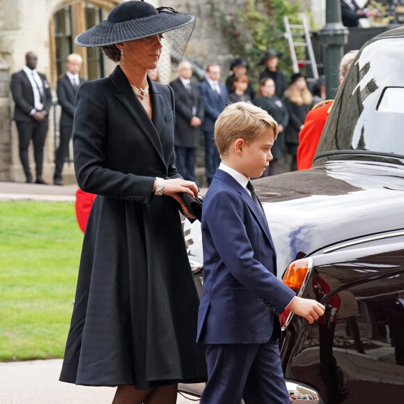 Catherine (Kate) Middleton, princesse de Galles (robe Alexander McQueen), Le prince George de Galles - Arrivée à la Cérémonie funèbre en La Chapelle Saint-Georges en présence des 15 Premiers ministres des royaumes qui ont exercé pendant les 70 ans de règne de la reine Elizabeth II d'Angleterre. Le cercueil sera descendu dans la crypte royale de la Chapelle Saint-Georges où elle reposera au côté de son époux le prince Philip, décédé le 9 avril 2021. Une cérémonie privée d'inhumation se tiendra au Mémorial du roi George VI. Windsor, le 19 septembre 2022. © Kirsty O'Connor / Bestimage 