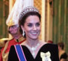 Il faut dire qu'elle avait sûrement compris qu'elle serait un jour la reine après elle ! 
Kate Middleton, duchesse de Cambridge - La reine Elisabeth II d'Angleterre reçoit les membres du corps diplomatique à Buckingham Palace, le 11 décembre 2019. 