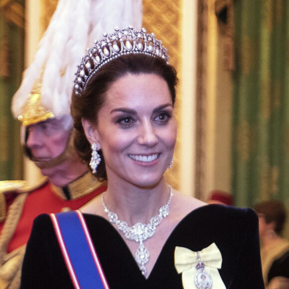 Il faut dire qu'elle avait sûrement compris qu'elle serait un jour la reine après elle ! 
Kate Middleton, duchesse de Cambridge - La reine Elisabeth II d'Angleterre reçoit les membres du corps diplomatique à Buckingham Palace, le 11 décembre 2019. 
