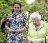 Elisabeth II avait été très dure avec Kate Middleton.
La reine Elisabeth II d'Angleterre, et Catherine (Kate) Middleton, duchesse de Cambridge,en visite au "Chelsea Flower Show" à Londres. 