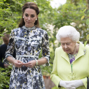 Elisabeth II avait été très dure avec Kate Middleton.
La reine Elisabeth II d'Angleterre, et Catherine (Kate) Middleton, duchesse de Cambridge,en visite au "Chelsea Flower Show" à Londres. 
