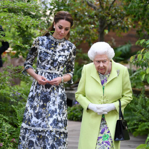 La reine Elisabeth II d'Angleterre, et Catherine (Kate) Middleton, duchesse de Cambridge,en visite au "Chelsea Flower Show 2019" à Londres, le 20 mai 2019. 