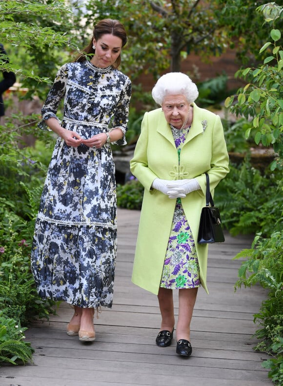 La reine Elisabeth II d'Angleterre, et Catherine (Kate) Middleton, duchesse de Cambridge,en visite au "Chelsea Flower Show 2019" à Londres, le 20 mai 2019. 