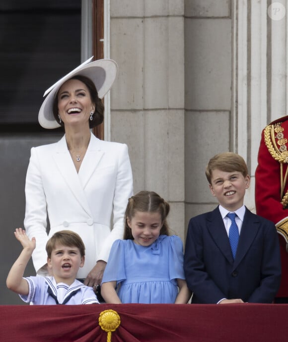 Catherine (Kate) Middleton, duchesse de Cambridge, le prince Louis de Cambridge, la princesse Charlotte de Cambridge, le prince George de Cambridge - Les membres de la famille royale saluent la foule depuis le balcon du Palais de Buckingham, lors de la parade militaire "Trooping the Colour" dans le cadre de la célébration du jubilé de platine (70 ans de règne) de la reine Elizabeth II à Londres, le 2 juin 2022. © Avalon/Panoramic/Bestimage 