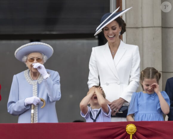 La reine Elisabeth II d'Angleterre, Catherine (Kate) Middleton, duchesse de Cambridge, le prince Louis de Cambridge, la princesse Charlotte de Cambridge - Les membres de la famille royale saluent la foule depuis le balcon du Palais de Buckingham, lors de la parade militaire "Trooping the Colour" dans le cadre de la célébration du jubilé de platine (70 ans de règne) de la reine Elizabeth II à Londres, le 2 juin 2022. © Avalon/Panoramic/Bestimage 