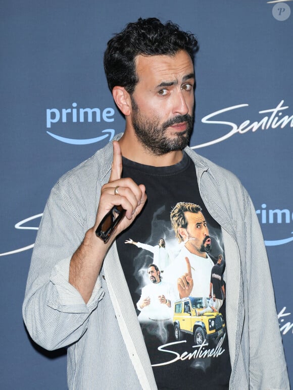 Dans une interview accordée à nos confrères du Parisien, il révèle s'être offert une maison à la campagne au moment de la naissance de sa fille. 
Jonathan Cohen - Avant-première du film "Sentinelle" au cinéma Max Linder Panorama à Paris le 6 septembre 2023. 