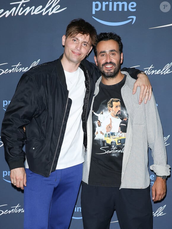 Il expliquait avoir acheté cette maison avec jardin pour "pouvoir cultiver des tomates et de la salade pour la nourrir s’il se passe quelque chose demain".
Raphaël Quenard et Jonathan Cohen - Avant-première du film "Sentinelle" au cinéma Max Linder Panorama à Paris le 6 septembre 2023. 