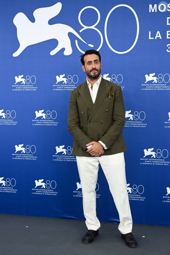 Celui dont l'idée de la réussite passait à l'époque par l'argent voit les choses différemment aujourd'hui. Il souhaite faire rire et son public le lui rend bien vu les succès de La Flamme et du Flambeau. 
Jonathan Cohen au photocall du film "Making Of" lors du 80ème festival international du film de Venise, La Mostra, à Venise, Italie, le 4 septembre 2023. 