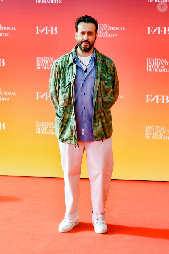 Jonathan Cohen sur le tapis rouge du photocall de la première du film "Une année difficile" lors du 1er Festival International du Film de Biarritz "Nouvelles vagues" à Biarritz, France, le 30 juin 2023.