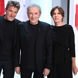 Tout ce petit monde viendra parler de la pièce de théâtre "Bungalow 21".
Exclusif - Benjamin Castaldi (co-producteur de la pièce "Bungalow 21"), Michel Drucker et Mathilde Seigner (qui joue le rôle de Simone Signoret dans la pièce "Bungalow 21") - Promotion de la pièce "Bungalow 21" lors de l'enregistrement de l'émission Vivement dimanche au studio Gabriel, presentée par Michel Drucker . Diffusion sur France 3 le 10/09/2023. le 1er septembre 2023. © Guillaume Gaffiot/Bestimage