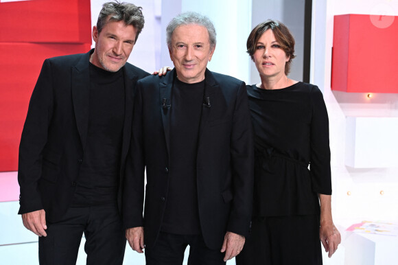 Tout ce petit monde viendra parler de la pièce de théâtre "Bungalow 21".
Exclusif - Benjamin Castaldi (co-producteur de la pièce "Bungalow 21"), Michel Drucker et Mathilde Seigner (qui joue le rôle de Simone Signoret dans la pièce "Bungalow 21") - Promotion de la pièce "Bungalow 21" lors de l'enregistrement de l'émission Vivement dimanche au studio Gabriel, presentée par Michel Drucker . Diffusion sur France 3 le 10/09/2023. le 1er septembre 2023. © Guillaume Gaffiot/Bestimage