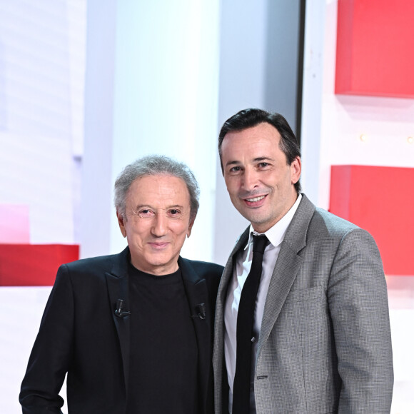 Exclusif - Michel Drucker et Michaël Cohen (qui joue le rôle de Yves Montand dans la pièce "Bungalow 21") - Promotion de la pièce "Bungalow 21" lors de l'enregistrement de l'émission Vivement dimanche au studio Gabriel, presentée par Michel Drucker . Diffusion sur France 3 le 10/09/2023. le 1er septembre 2023. © Guillaume Gaffiot/Bestimage