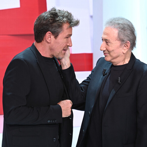 Exclusif - Benjamin Castaldi (co-producteur de la pièce "Bungalow 21") et Michel Drucker - Promotion de la pièce "Bungalow 21" lors de l'enregistrement de l'émission Vivement dimanche au studio Gabriel, presentée par Michel Drucker . Diffusion sur France 3 le 10/09/2023. le 1er septembre 2023. © Guillaume Gaffiot/Bestimage