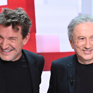 Exclusif - Benjamin Castaldi (co-producteur de la pièce "Bungalow 21") et Michel Drucker - Promotion de la pièce "Bungalow 21" lors de l'enregistrement de l'émission Vivement dimanche au studio Gabriel, presentée par Michel Drucker . Diffusion sur France 3 le 10/09/2023. le 1er septembre 2023. © Guillaume Gaffiot/Bestimage