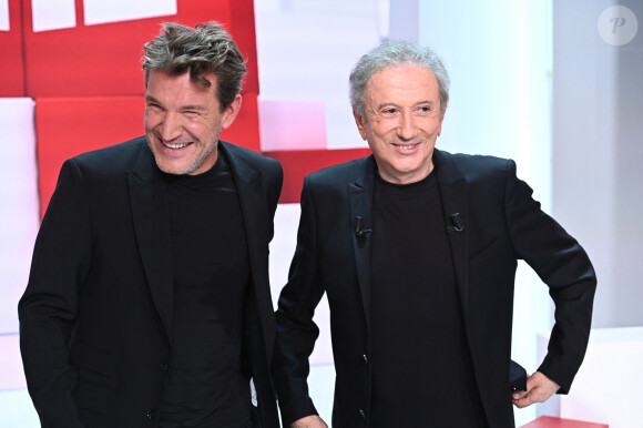 Exclusif - Benjamin Castaldi (co-producteur de la pièce "Bungalow 21") et Michel Drucker - Promotion de la pièce "Bungalow 21" lors de l'enregistrement de l'émission Vivement dimanche au studio Gabriel, presentée par Michel Drucker . Diffusion sur France 3 le 10/09/2023. le 1er septembre 2023. © Guillaume Gaffiot/Bestimage