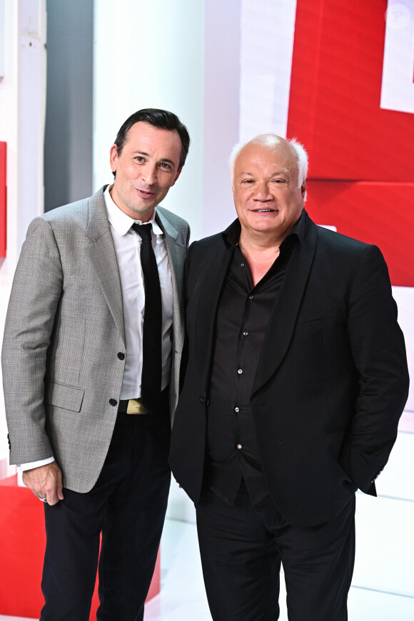 Exclusif - Michaël Cohen (qui joue le rôle de Yves Montand dans la pièce "Bungalow 21") et Eric-Emmanuel Schmitt (Auteur de la pièce "Bungalow 21") - Promotion de la pièce "Bungalow 21" lors de l'enregistrement de l'émission Vivement dimanche au studio Gabriel, presentée par Michel Drucker . Diffusion sur France 3 le 10/09/2023. le 1er septembre 2023. © Guillaume Gaffiot/Bestimage