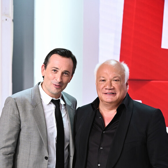 Exclusif - Michaël Cohen (qui joue le rôle de Yves Montand dans la pièce "Bungalow 21") et Eric-Emmanuel Schmitt (Auteur de la pièce "Bungalow 21") - Promotion de la pièce "Bungalow 21" lors de l'enregistrement de l'émission Vivement dimanche au studio Gabriel, presentée par Michel Drucker . Diffusion sur France 3 le 10/09/2023. le 1er septembre 2023. © Guillaume Gaffiot/Bestimage