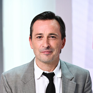 Exclusif - Michaël Cohen (qui joue le rôle de Yves Montand dans la pièce "Bungalow 21") - Promotion de la pièce "Bungalow 21" lors de l'enregistrement de l'émission Vivement dimanche au studio Gabriel, presentée par Michel Drucker . Diffusion sur France 3 le 10/09/2023. le 1er septembre 2023. © Guillaume Gaffiot/Bestimage