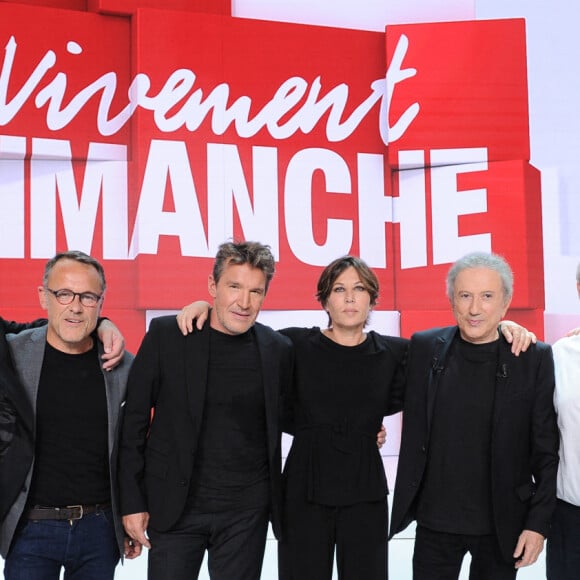 Exclusif - Eric-Emmanuel Schmitt (Auteur de la pièce "Bungalow 21"), Emmanuel Chaunu, Benjamin Castaldi (co-producteur de la pièce "Bungalow 21"), Mathilde Seigner (qui joue le rôle de Simone Signoret dans la pièce "Bungalow 21"), Michel Drucker, Michel Lumbroso (producteur de la pièce Bungalow 21) et Michaël Cohen (qui joue le rôle de Yves Montand dans la pièce "Bungalow 21") - Promotion de la pièce "Bungalow 21" lors de l'enregistrement de l'émission Vivement dimanche au studio Gabriel, presentée par Michel Drucker . Diffusion sur France 3 le 10/09/2023. le 1er septembre 2023. © Guillaume Gaffiot/Bestimage