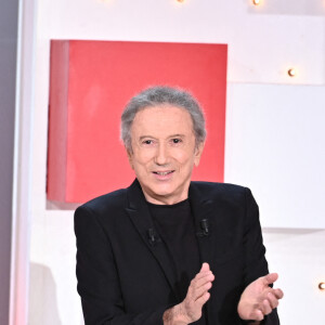 Exclusif - Michel Drucker - Promotion de la pièce "Bungalow 21" lors de l'enregistrement de l'émission Vivement dimanche au studio Gabriel, presentée par Michel Drucker . Diffusion sur France 3 le 10/09/2023. le 1er septembre 2023. © Guillaume Gaffiot/Bestimage