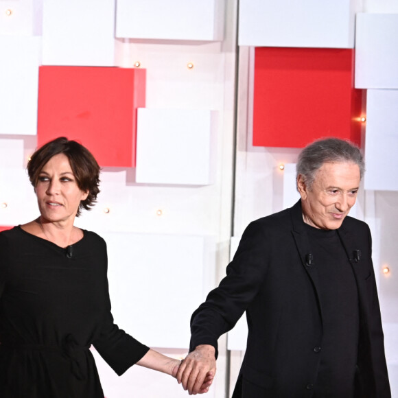 Exclusif - Emmanuelle Seigner (qui joue le rôle de Marylin Monroe dans la pièce "Bungalow 21"), Michaël Cohen (qui joue le rôle de Yves Montand dans la pièce "Bungalow 21"), Mathilde Seigner (qui joue le rôle de Simone Signoret dans la pièce "Bungalow 21") et Michel Drucker - Promotion de la pièce "Bungalow 21" lors de l'enregistrement de l'émission Vivement dimanche au studio Gabriel, presentée par Michel Drucker . Diffusion sur France 3 le 10/09/2023. le 1er septembre 2023. © Guillaume Gaffiot/Bestimage  No Web - Belgique et Suisse 