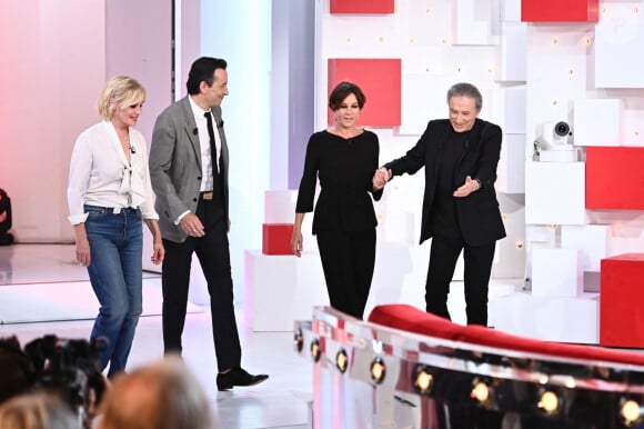 Exclusif - Emmanuelle Seigner (qui joue le rôle de Marylin Monroe dans la pièce "Bungalow 21"), Michaël Cohen (qui joue le rôle de Yves Montand dans la pièce "Bungalow 21"), Mathilde Seigner (qui joue le rôle de Simone Signoret dans la pièce "Bungalow 21") et Michel Drucker - Promotion de la pièce "Bungalow 21" lors de l'enregistrement de l'émission Vivement dimanche au studio Gabriel, presentée par Michel Drucker . Diffusion sur France 3 le 10/09/2023. le 1er septembre 2023. © Guillaume Gaffiot/Bestimage  No Web - Belgique et Suisse 