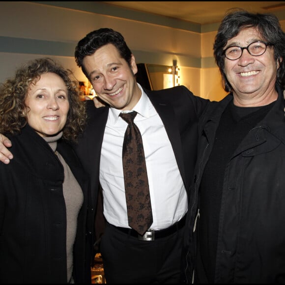 Et de compléter : "En fait, Dominique et moi avons inventé notre couple et l'avons décliné sous différentes formes."
EXCLUSIF - Laurent Gerra avec Mireille Dumas et son mari Dominique Colonna en 2010 à L'OLYMPIA.