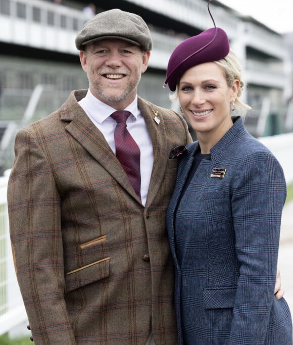 Zara et Mike Tindall assistent au Festival de Cheltenham 2023, à l'occasion du Meeting de la Saint Patrick, le 16 mars 2023. Un admirateur du couple a tenu à poser avec eux. 