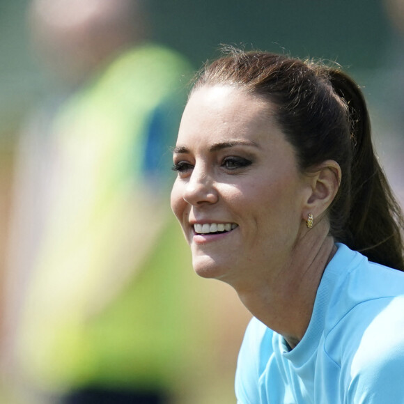 Catherine Kate Middleton, princesse de Galles, participe à des exercices de rugby lors d'une visite au Maidenhead Rugby Club, dans le Berkshire le 7 juin 2023. 