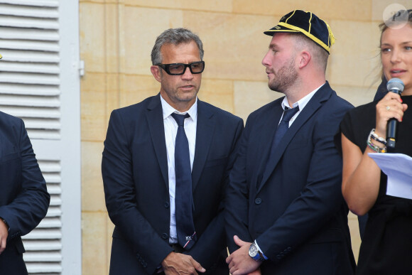 Des lunettes au look particulier, mais qui sont très utiles au sélectionneur des Bleus
Fabien Galthie - Le XV de France accueilli dans son camp de base dans le parc de Bois-Préau à à Rueil-Malmaison, France, le 2 septembre 2023, pour la Coupe du monde de Rugby 2023. Près de 6000 supporters étaient présents pour cette cérémonie des caps. © Lionel Urman/Panoramic/Bestimage