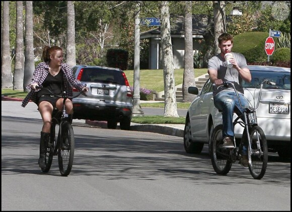 Miley Cyrus et son boyfriend Liam Hemsworth, faisant du vélo à Toluka Lake (Californie), vendredi 5 mars.