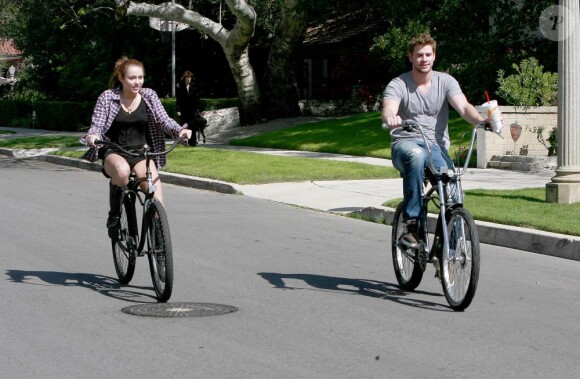 Miley Cyrus et son boyfriend Liam Hemsworth, faisant du vélo à Toluka Lake (Californie), vendredi 5 mars.